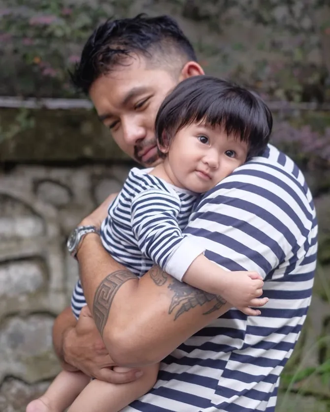 Baby Sal dalam pelukan Rio Dewanto (credit: instagram.com/riodewanto)
