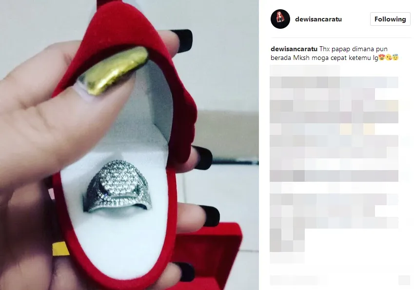 Cincin dari Papap ©instagram/dewisancaratu