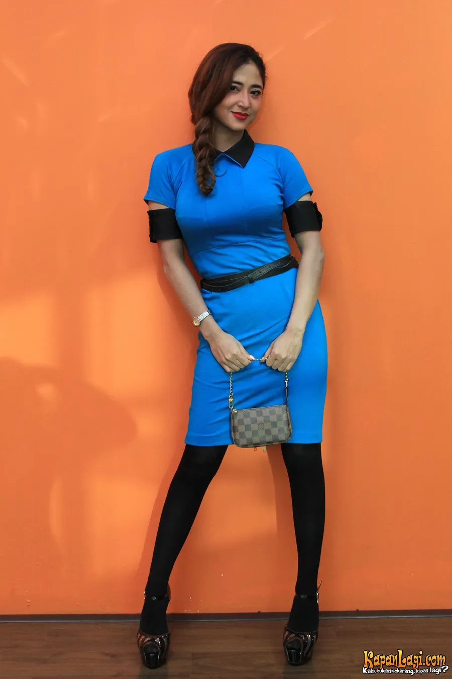 Dewi Perssik lebih dulu memakai gaun ini. @KapanLagi.com