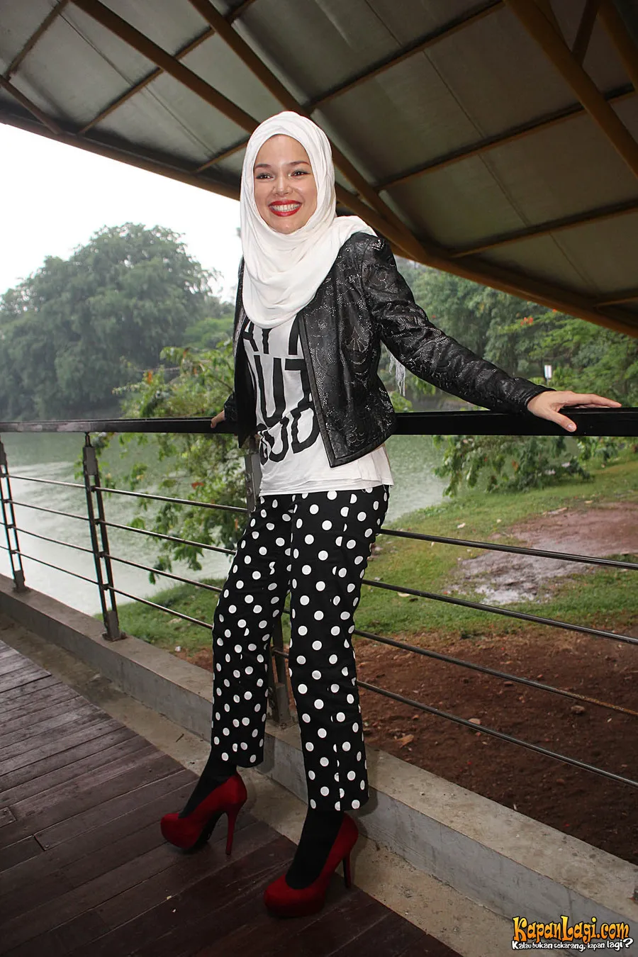 Dewi Sandra mantap berhijab.