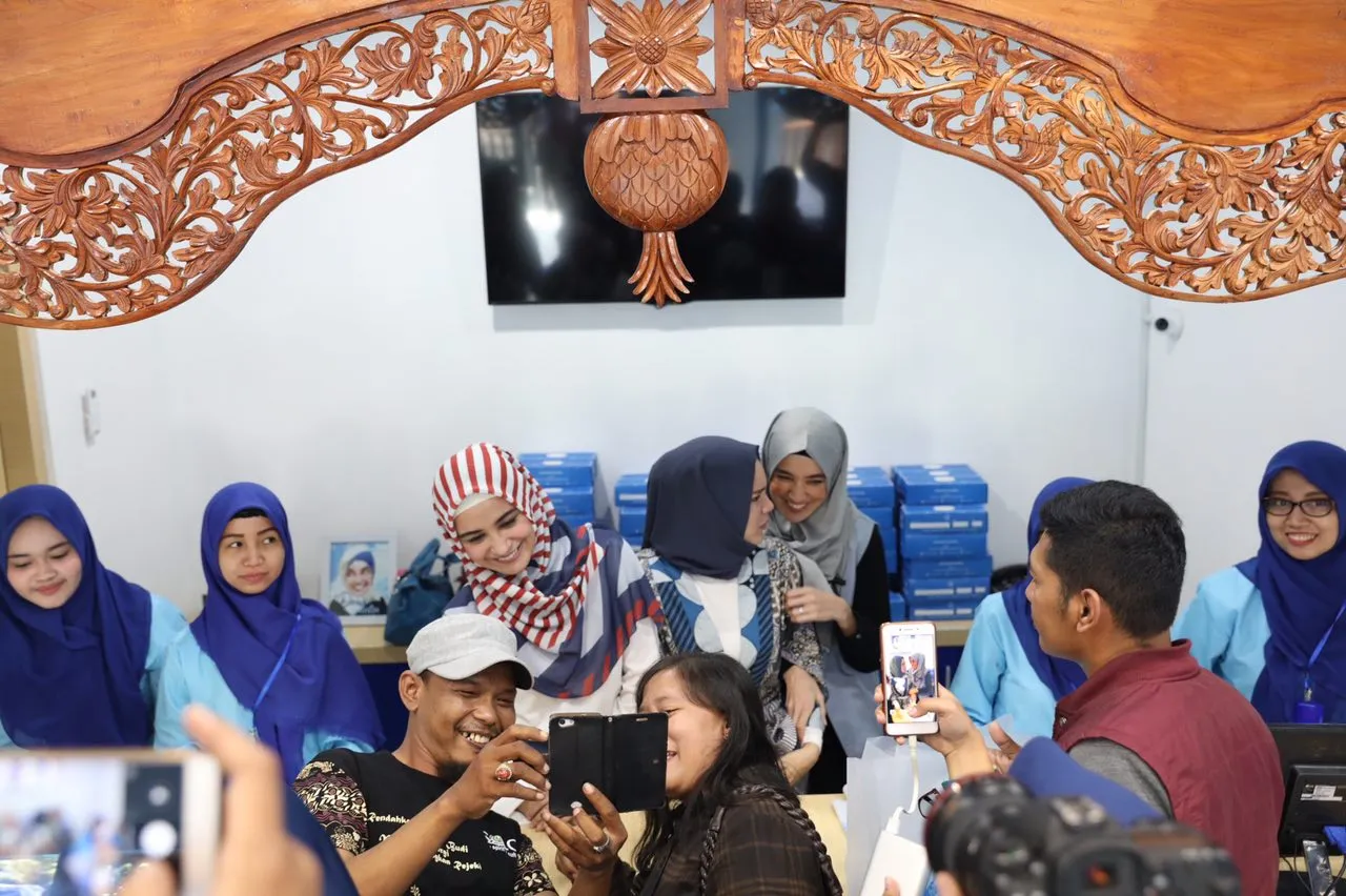 Shireen dan Dhini ikutan layani pembeli © Dokumentasi Pribadi