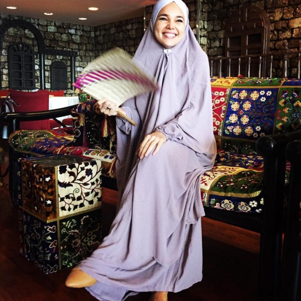  FOTO  Pakai  Hijab  Syar i  Dewi Sandra Makin Cantik 