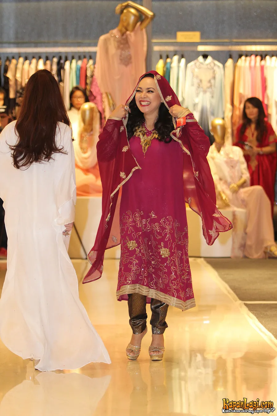 Dewi Gita Tampil Cantik Demi Suami - KapanLagi.com