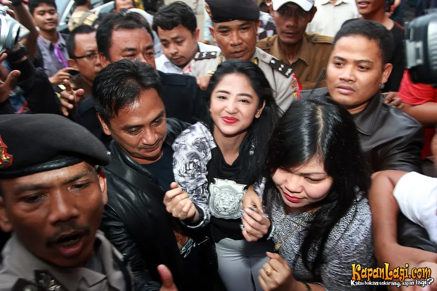 Dewi Perssik merasa lebih berat cerai daripada dipenjara.