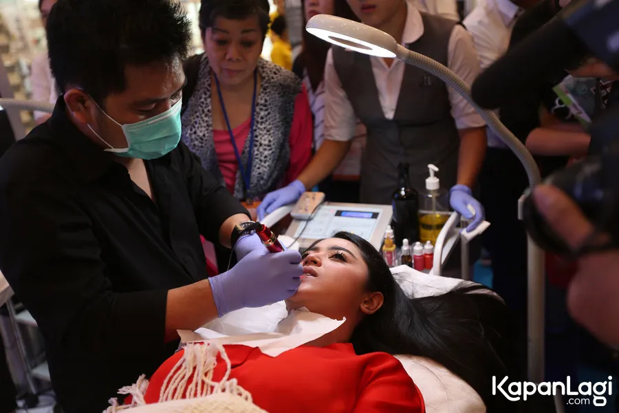 Depe lakukan sulam bibir crystal/©KapanLagi.com®/Budy Santoso