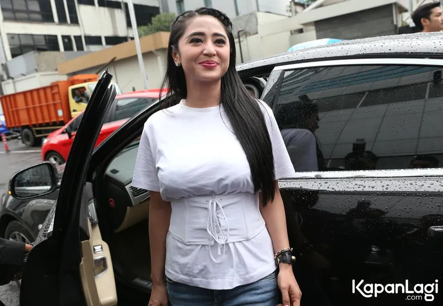 Dewi Perssik gantikan posisi Julia Perez di Cecepy? Credit: © KapanLagi.com/Agus Apriyanto