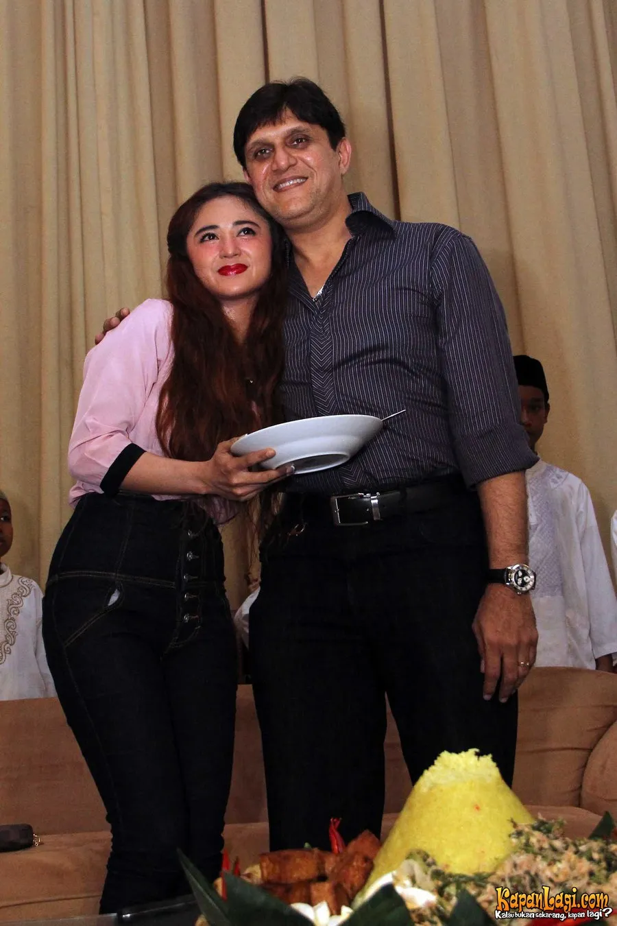 Dewi Perssik diisukan meminta uang Rp 400 Juta kepada Julia Perez.