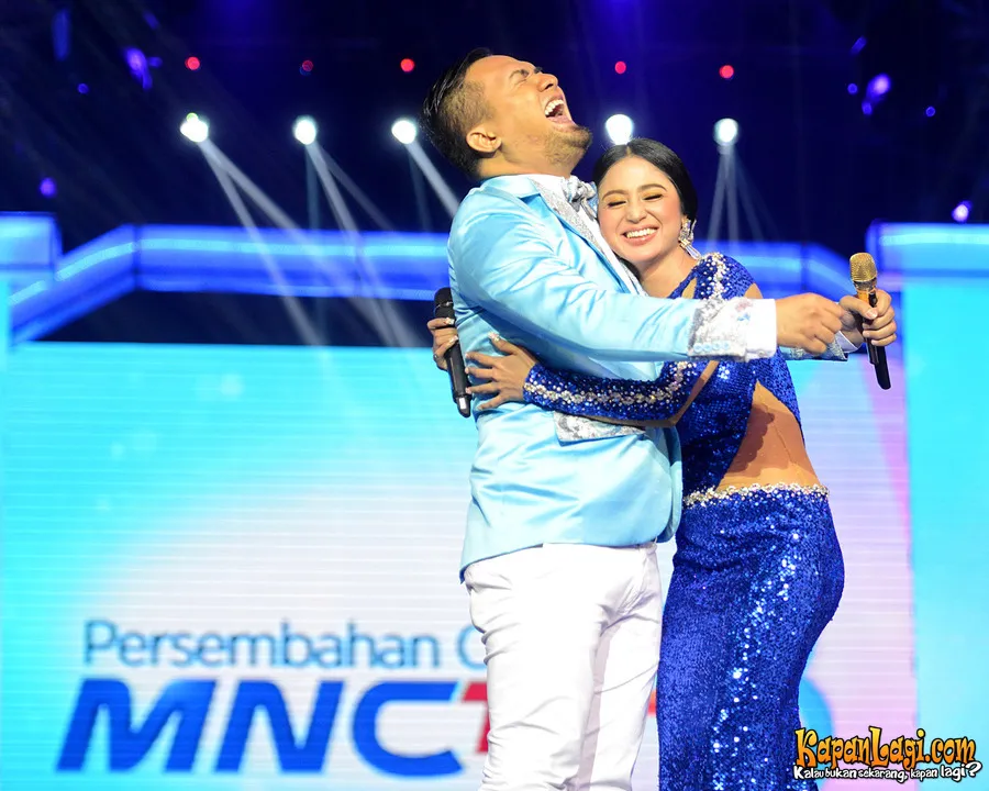Saipul bahkan masih tetap bisa mesra dengan Dewi Perssik di atas panggung ©Bambang E Ros