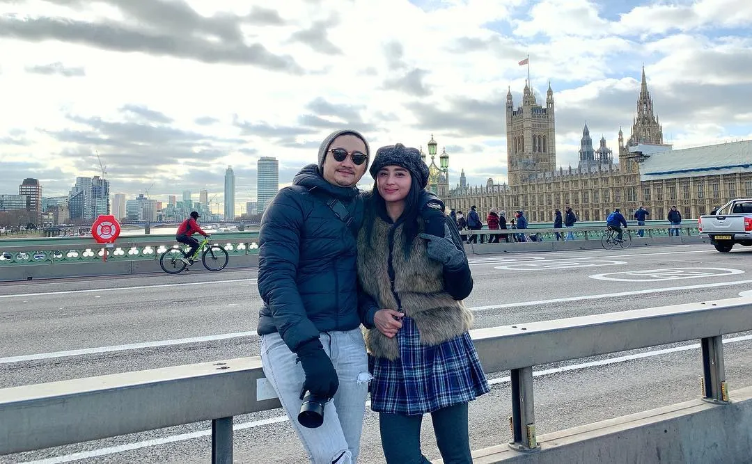 Dewi Perssik dan Angga Wijaya saat liburan di London credit: isntagram.com/dewiperssikreal