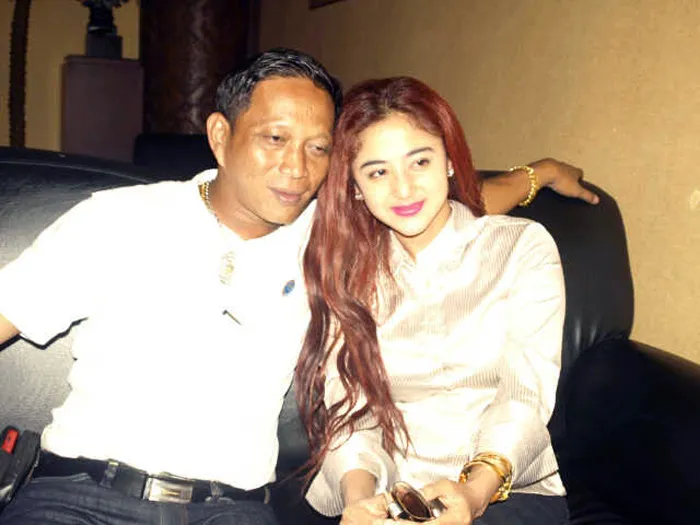 Abu Bakar dan Dewi Perssik