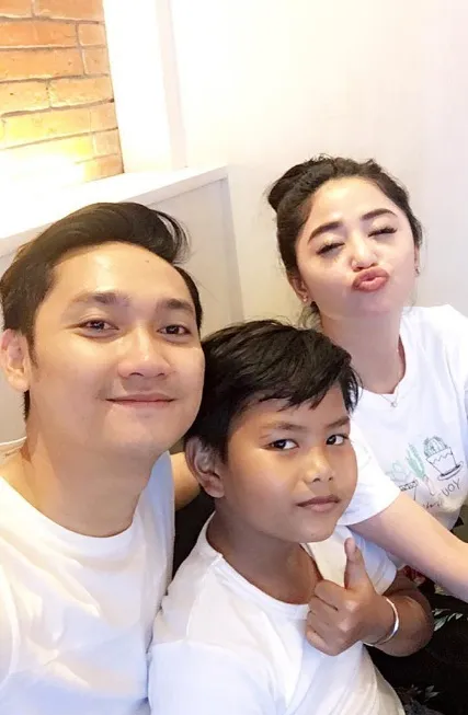 Angga sudah akrab dengan anak angkat DePe © Instagram/anggawijaya88