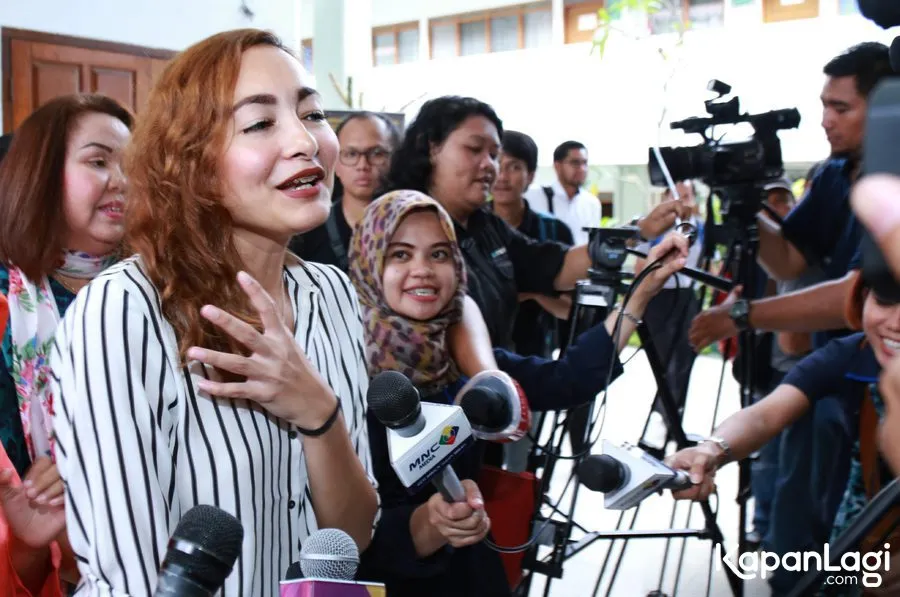 Dewi Rezer tetap tersenyum hadapi sidang cerainya. ©KapanLagi.com/Agus Apriyanto