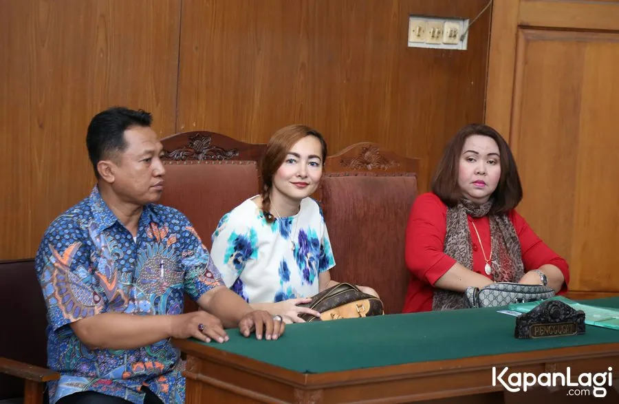 Dewi kembali kecewa karena Marcell mangkir dari sidang/©KapanLagi.com®/Agus Apriyanto