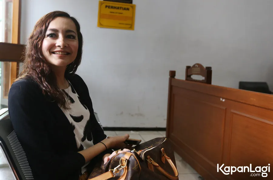 Dewi sempat bertemu anak saat pulang dari Australia © KapanLagi.com®/Budy Santoso