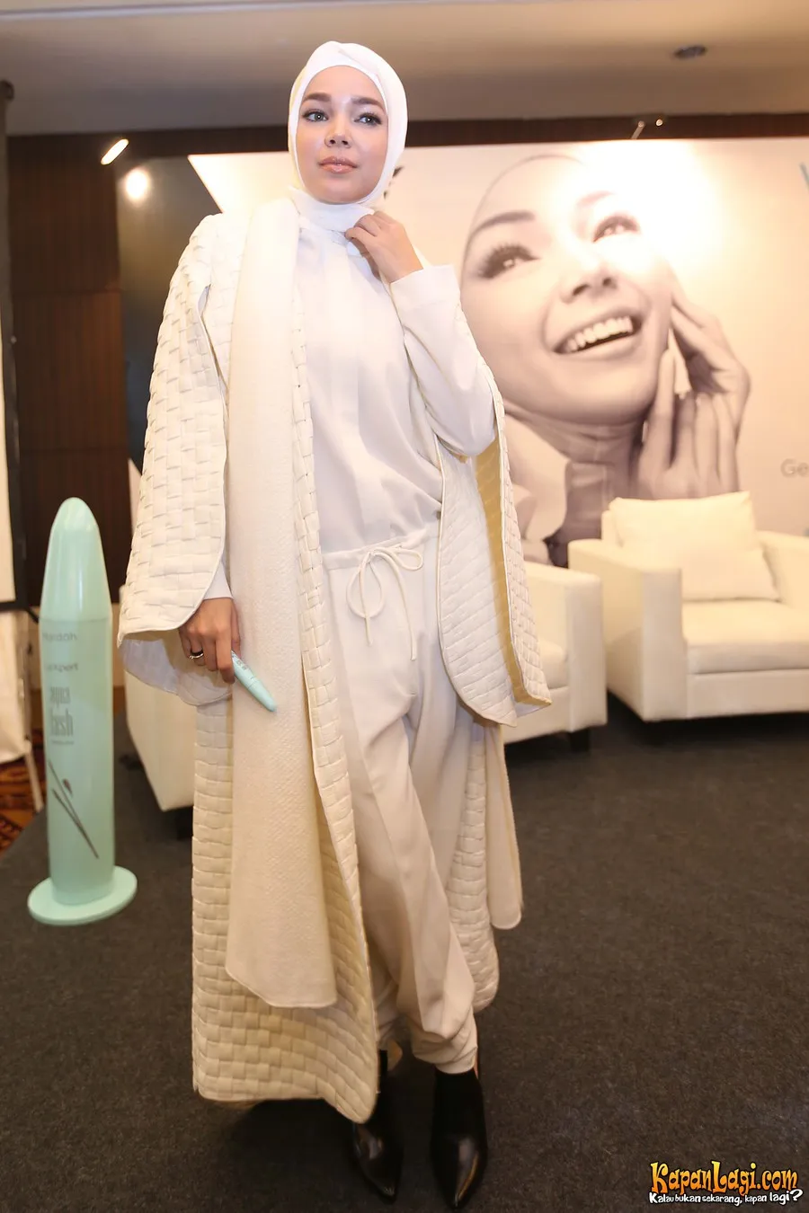 Dewi Sandra mantap berhijab dan belajar mengaji kembali. ©KapanLagi.com®
