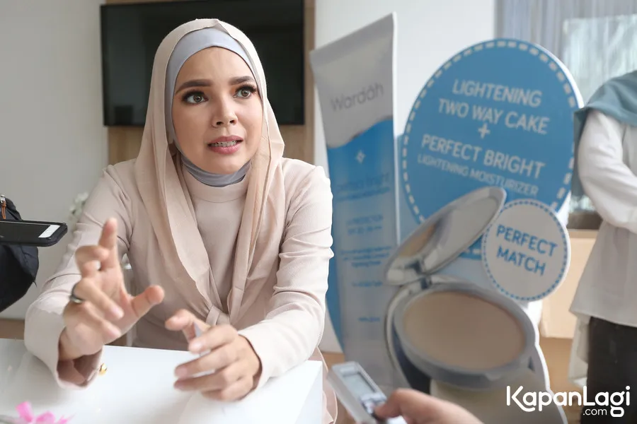 Dewi beramal membawa kepuasan © KapanLagi.com®/Budy Santoso