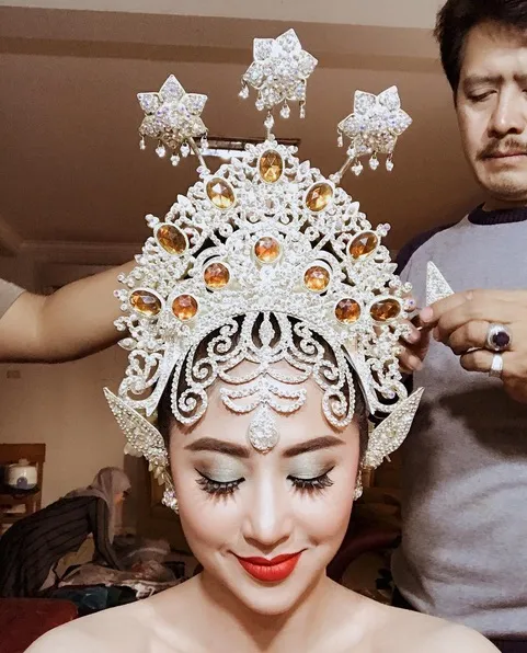 Riasan wajah yang sempurna, begini kecantikan Depe saat menjadi dewi ular. Stunning! /©instagram.com/dewiperssikreal