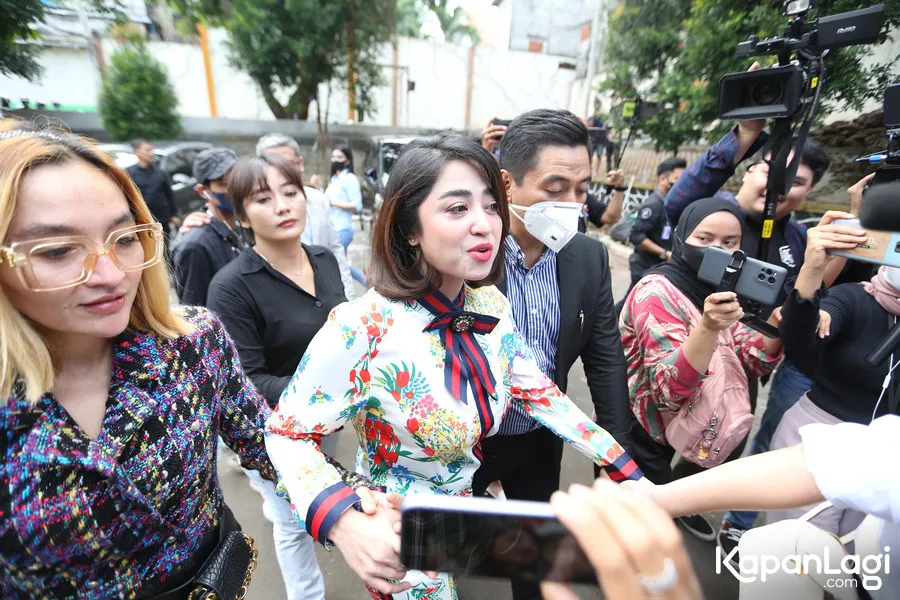 Dewi Perssik di PA Jakarta Selatan (4/7) - Budy Santoso © KapanLagi.com