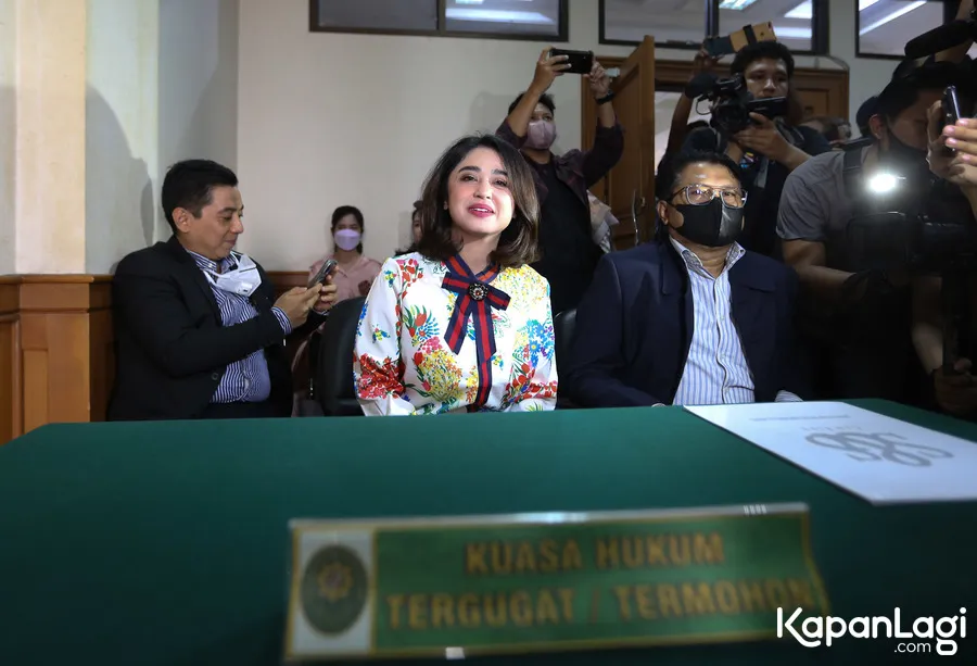 Dewi Perssik di PA Jakarta Selatan (4/7) - Budy Santoso © KapanLagi.com