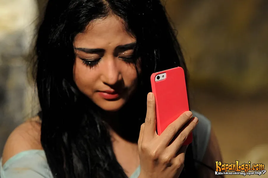 Dewi Perssik memilih memberikan pecahan dolar kepada keponakannya.