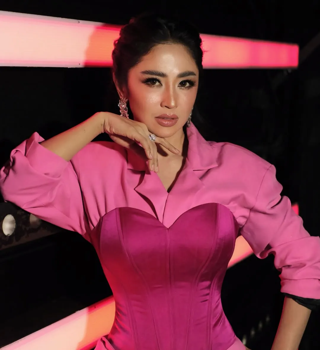 Depe mengenakan outfit pink dalam salah satu penampilannya. (credit: instagram.com/dewiperssik9)