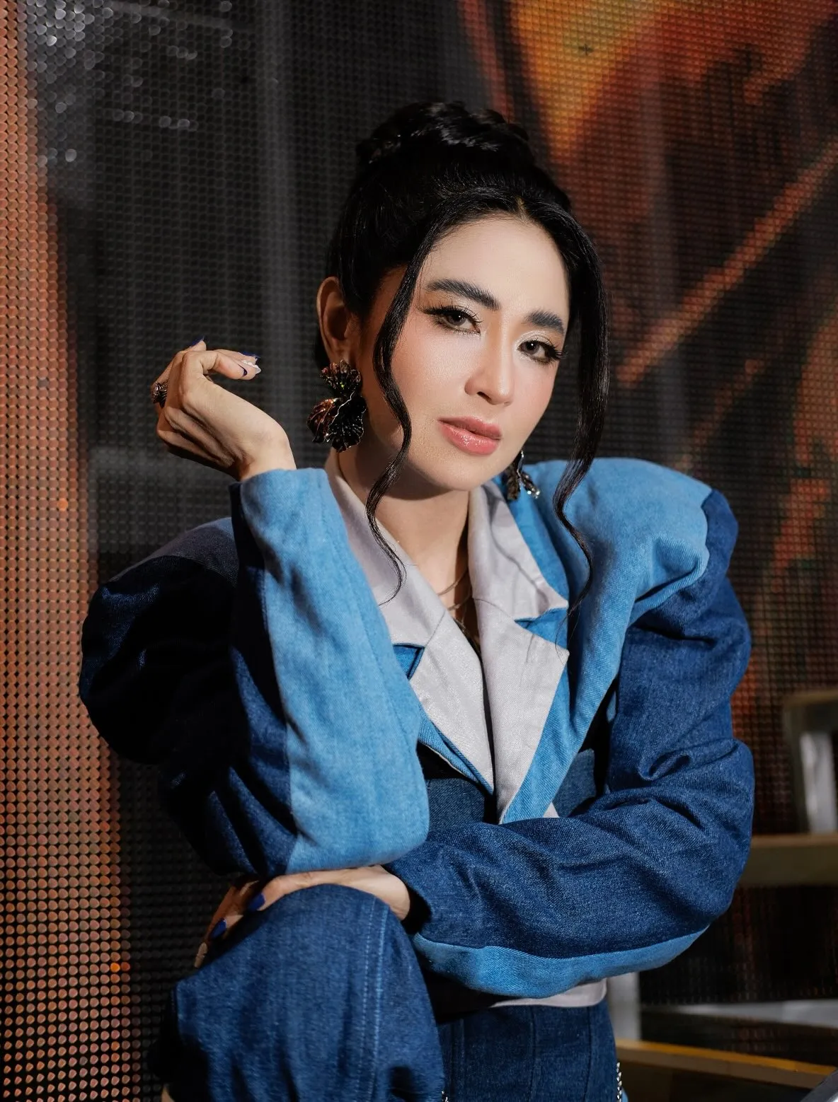 Riasan Dewi Perssik saat jadi juri DA8 selalu curi perhatian. (credit: instagram.com/dewiperssik9)
