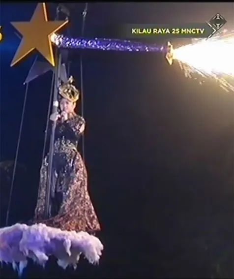 Dewi Perssik saat 'terbang' di ulang tahun MNC TV yang ke 25 © YouTube