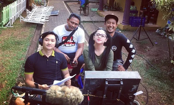 Angga ikut melancarkan pekerjaan syuting Dewi. /©instagram.com/anggawijaya88