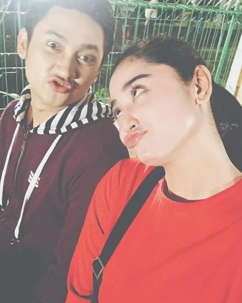 Pose kocak Dewi dan Angga, manis! /©instagram.com/anggawijaya88