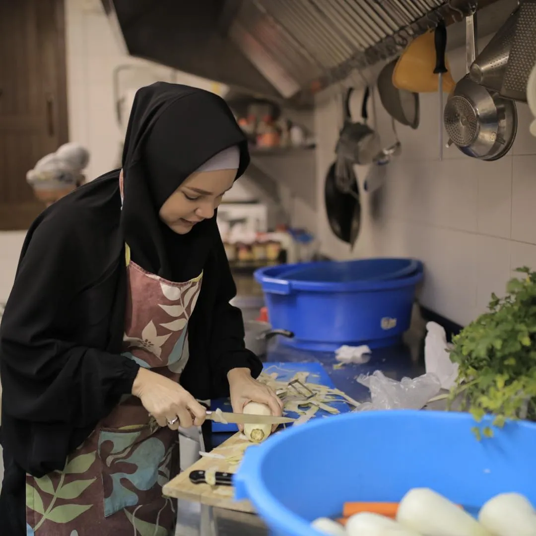 Dewi Sandra masak di Masjid Granada © Instagram/dewisandra