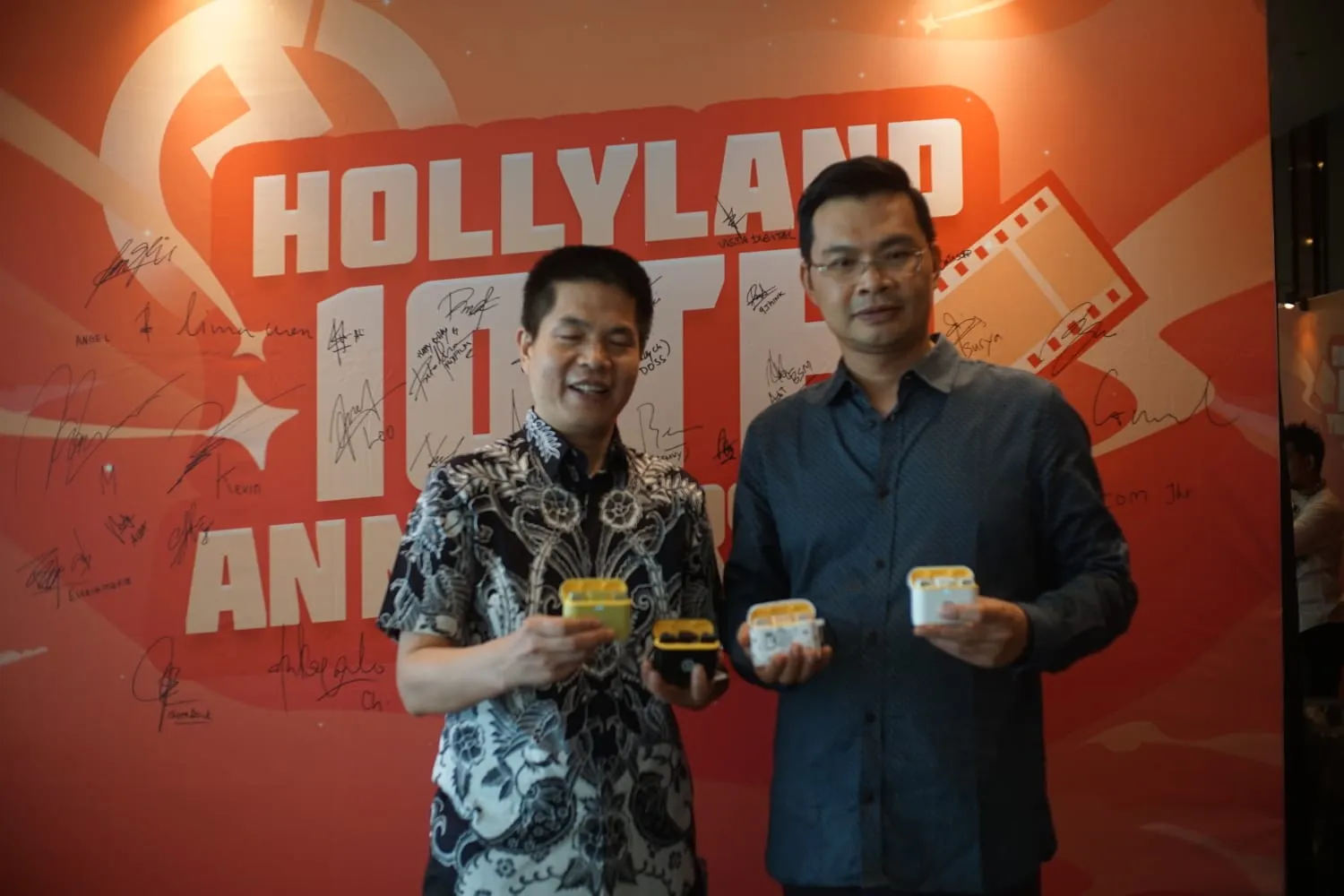 CEO Hollyland Lima Wen dan CEO Denka Pratama Indonesia Tjong Tjen Tjhing menunjukkan produk Hollyland Lark M1, Mars 4K, Mars M1 dan juga Solidcom C1 di kawasan PIK, Jakarta Utara, Jumat (17/3) - Foto: