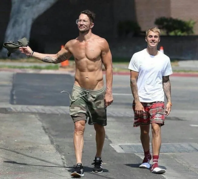 Beredar foto shirtless Carl di Twitter yang banyak diperbincangkan netizens © Twitter.com