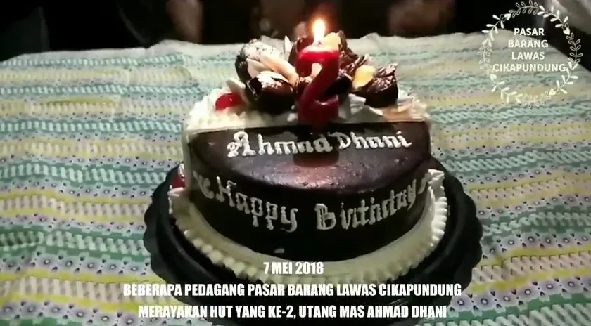Pedagang rayakan ultah ke-2 hutang Ahmad Dhani ©youtube/pasarantikcikapundung