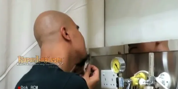 Al dirawat di UGD, Ahmad Dhani malah sibuk cabut jenggot. @KapanLagi.com®