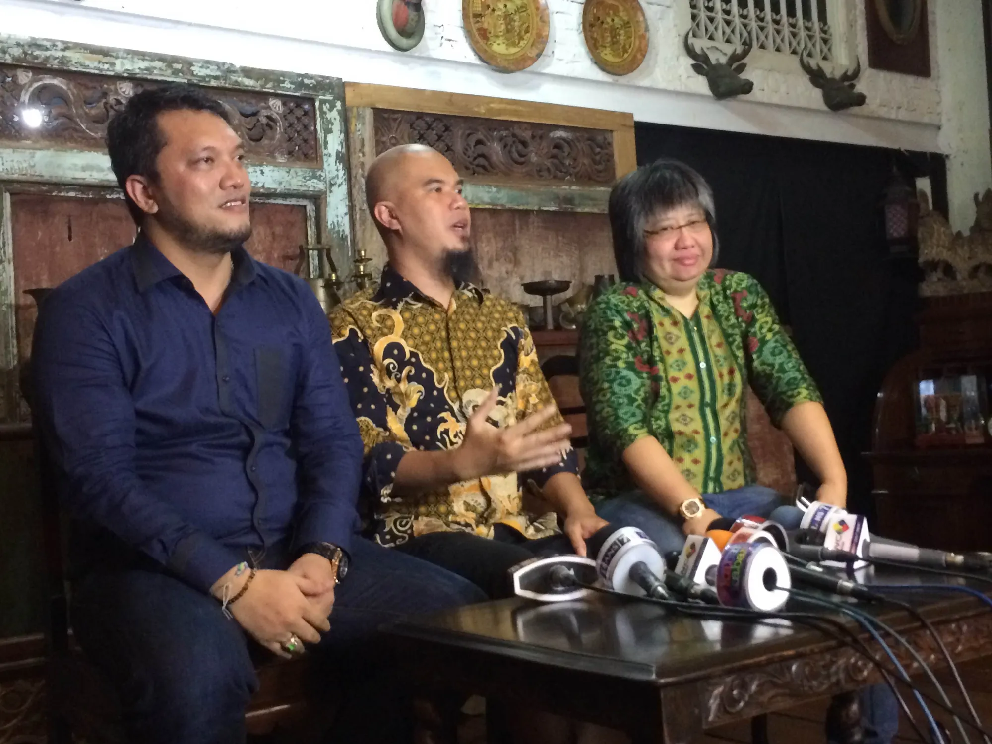 Dhani dan kuasa hukumnya saat jumpa pers di kediaman © KapanLagi.com®/Mathias Purwanto