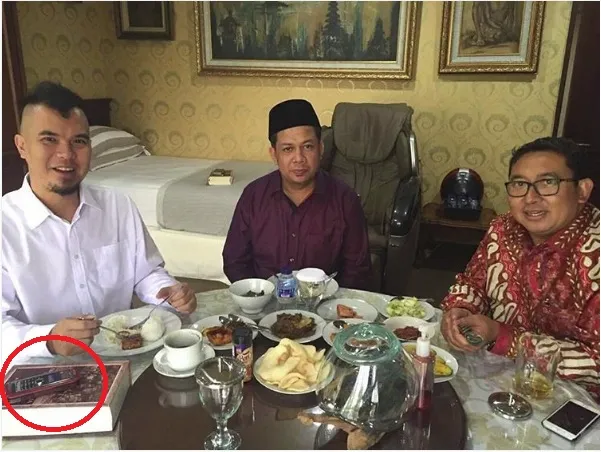 Handphone jadul Ahmad Dhani saat makan siang dengan dua pimpinan DPR. ©instagram.com/ahmaddhaniprast