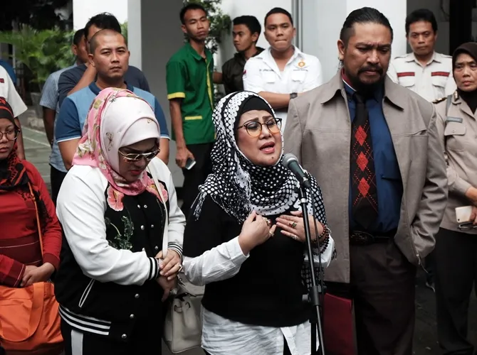 Dawiya meminta Elvy untuk membawakan perlengkapan salat dan ngaji. © KapanLagi.com/Muhammad Akrom Sukarya