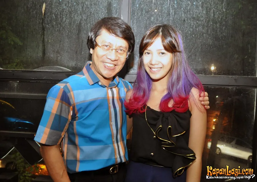 Kak Seto sering membantu Dhea ngecat rambut. @KapanLagi.com®