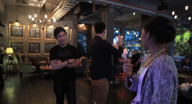 Dhea Seto dapat dukungan Rassya dan Verell saat main dart @foto: Youtube.com/bamboomfilms