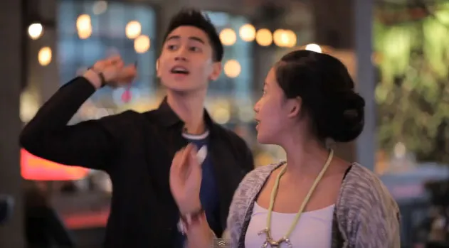 Dhea Seto mencoba permainan dart bareng Verrell Bramasta @foto: Youtube.com