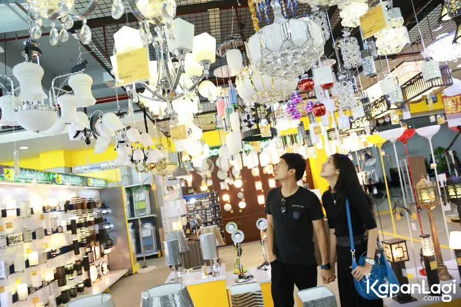 Dimas Seto dan Dhini Aminarti terlihat bergandengan tangan ketika asyik memilih lampu cantik. ©KapanLagi.com/Agus Apriyanto