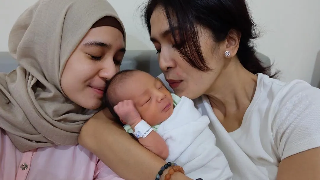 Congrat Enno atas kelahiran anak ketiganya! © Instagram/dhiniaminarti