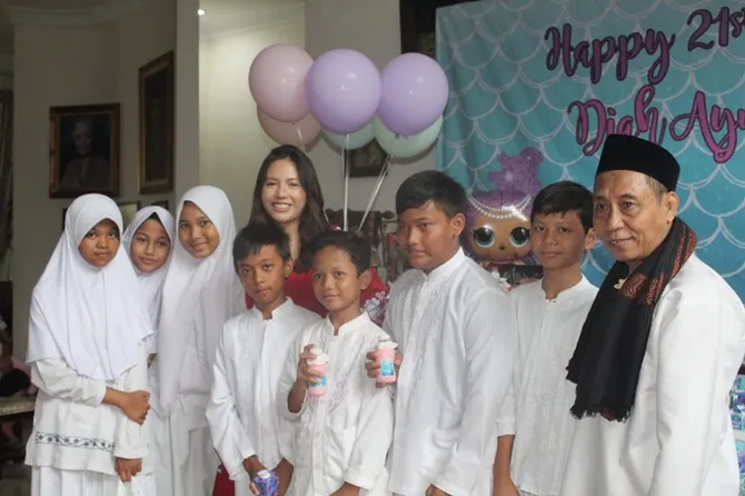Diah Ayu Lestari rayakan ulang tahun ke-21 (credit: Kapanlagi.com)