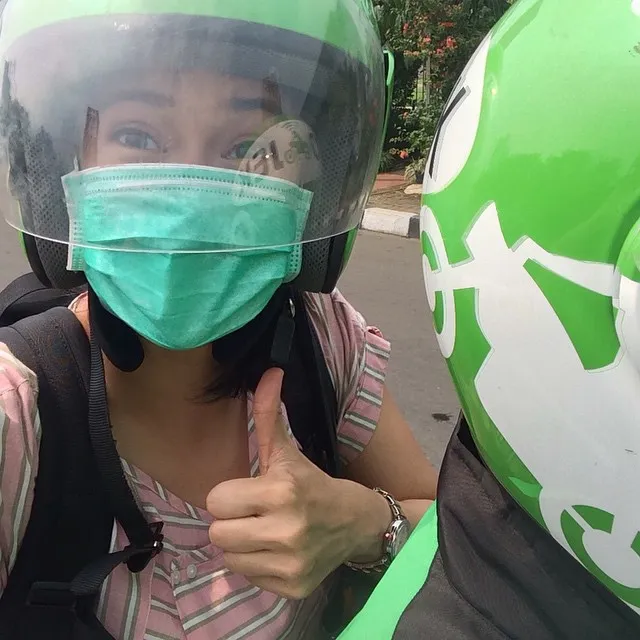 Dian Sastro, cantik-cantik naik ojek @ instagram.com/therealdisastr