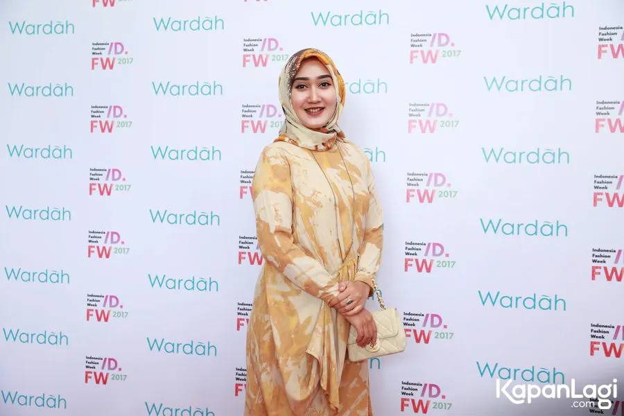Dian Pelangi sedang sibuk kerja sambil traveling/©KapanLagi.com®/M. Akrom Sukarya