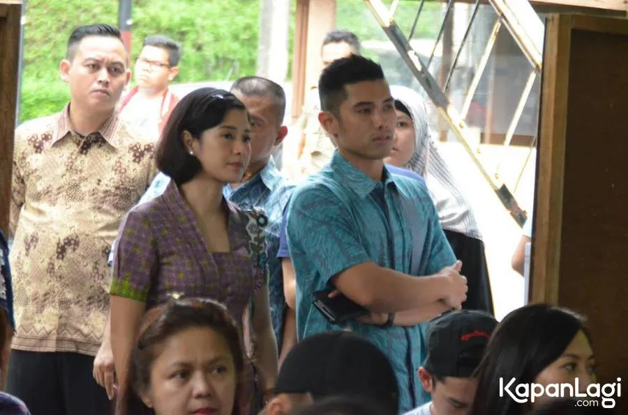 Dian dan suami saat berada di TPS © KapanLagi.com®/Bayu Herdianto