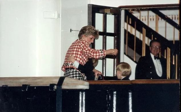 Pangeran Harry terus teringat sang ibu © dailymail.co.uk