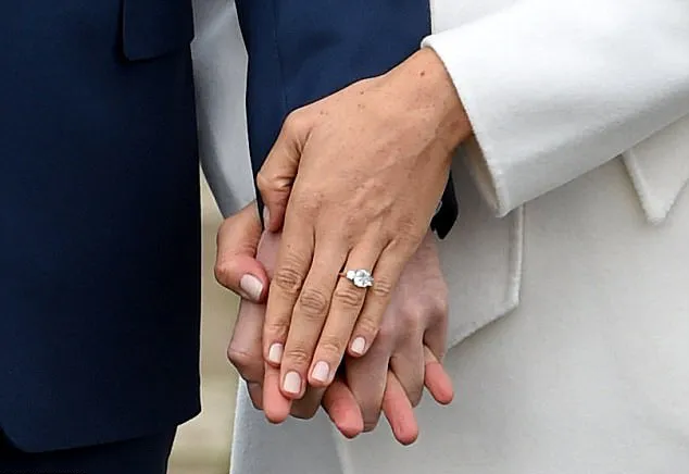 Cincin tunangan Meghan terbuat dari berlian milik Diana © dailymail.co.uk