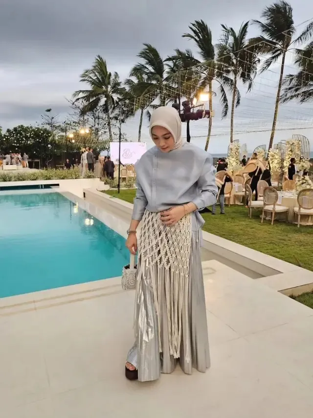 Classy Simpel Dian Ayu dengan Satin Dusty Blue