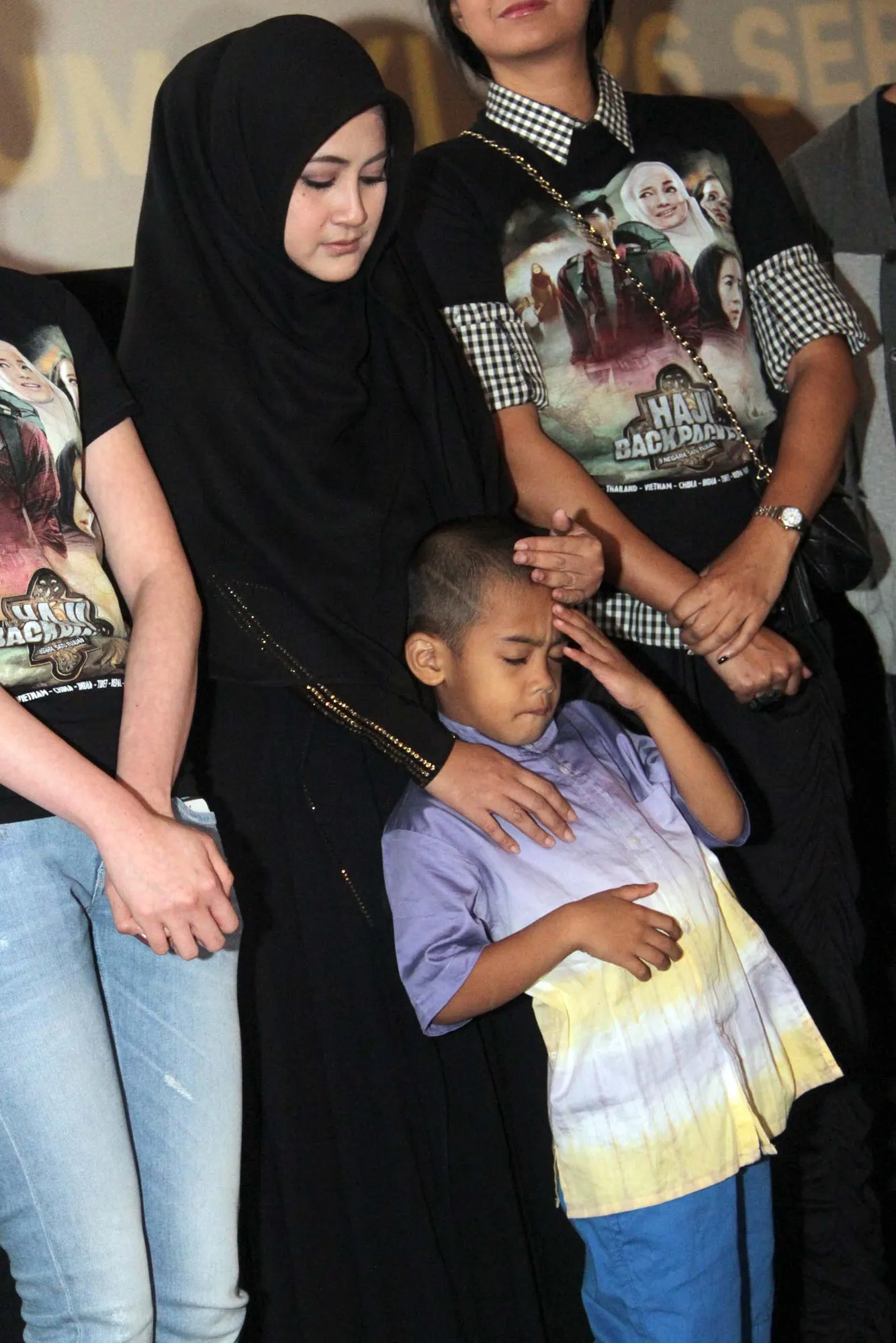 Umi Pipik berdoa untuk keselamatn dunia akhiratnya ©KapanLagi.com®/Muhammad Rasyad
